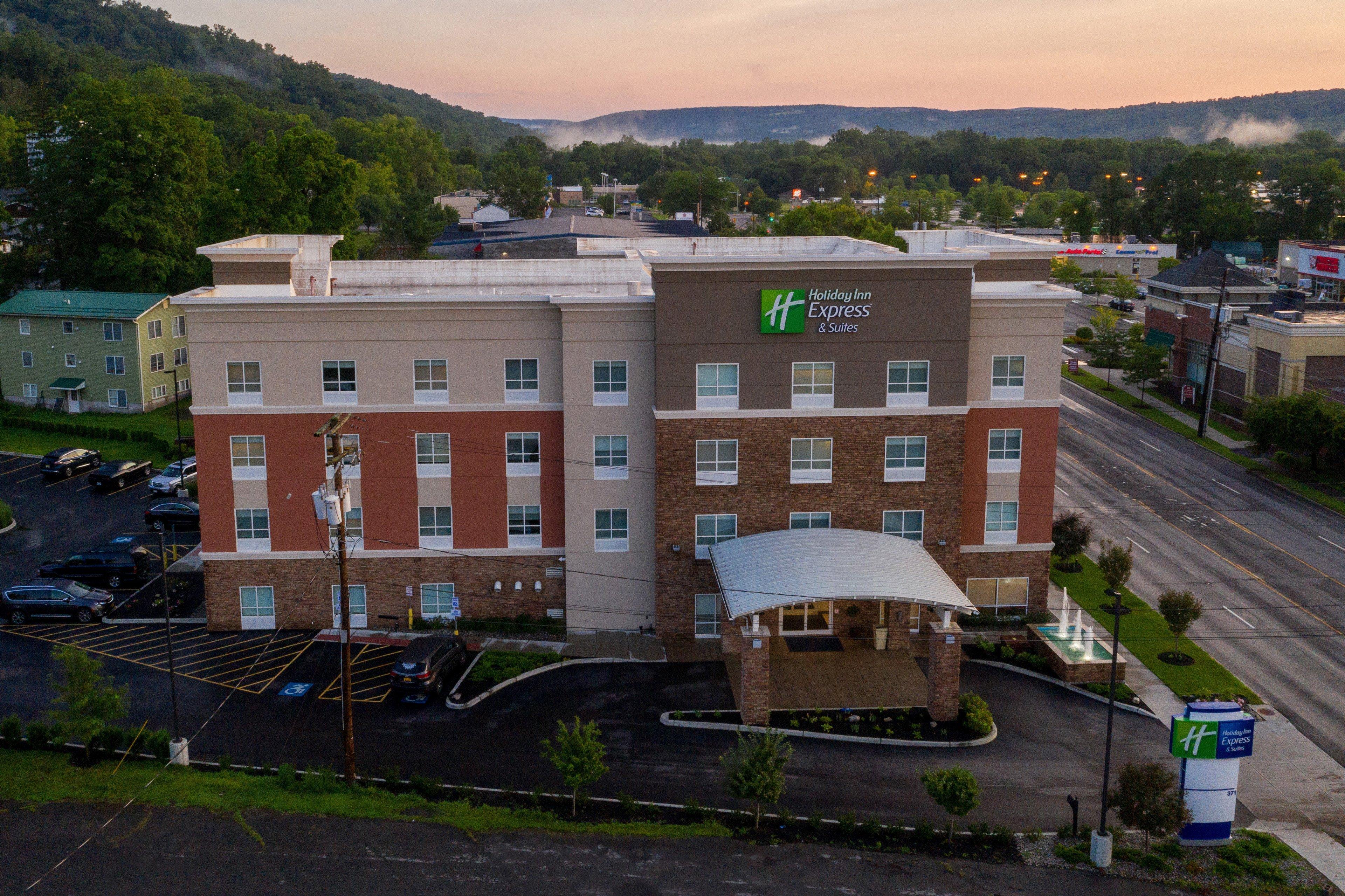 Holiday Inn Express & Suites Ithaca By Ihg Exterior photo